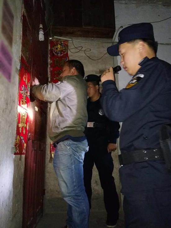 汕头粗心妈妈误将幼女锁家中 民警全城寻开锁师傅开门